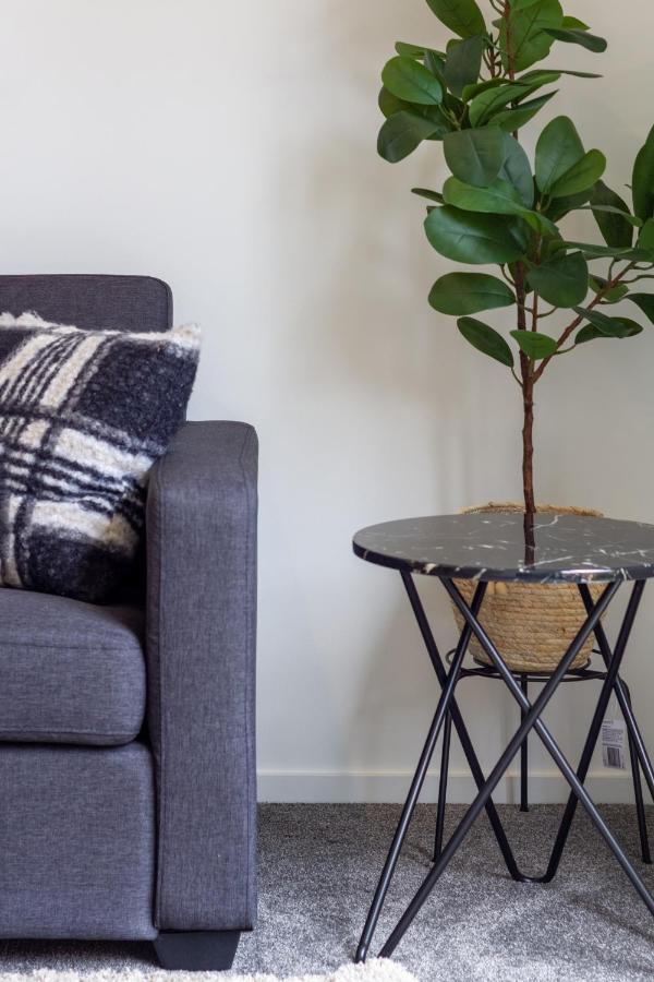 Upper Riccarton Dream - 2 Bed 2 Bath W/carpark Apartment