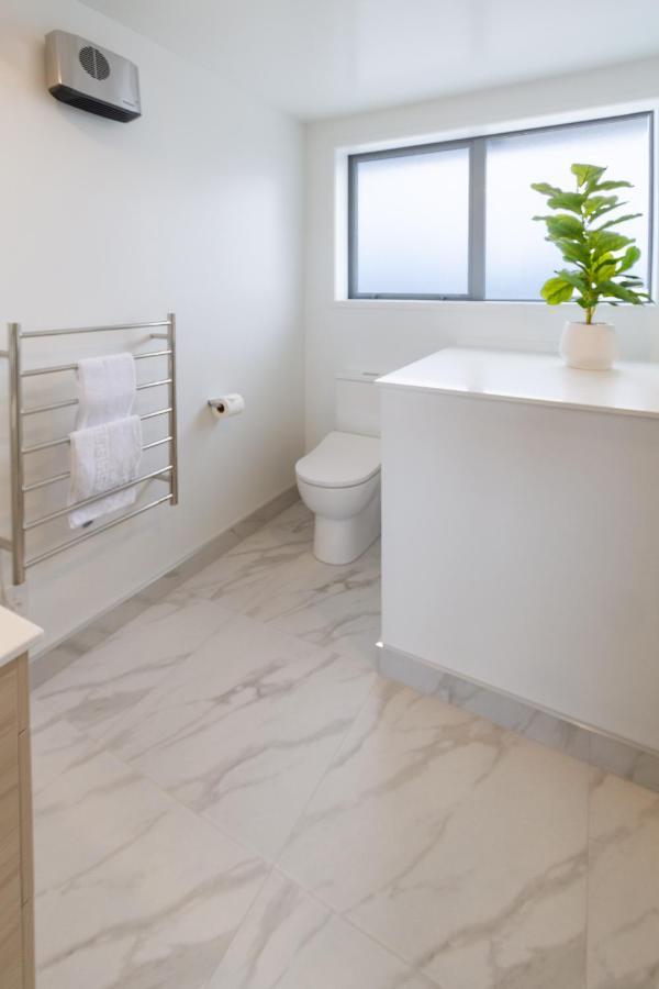 Upper Riccarton Dream - 2 Bed 2 Bath W/carpark Christchurch
