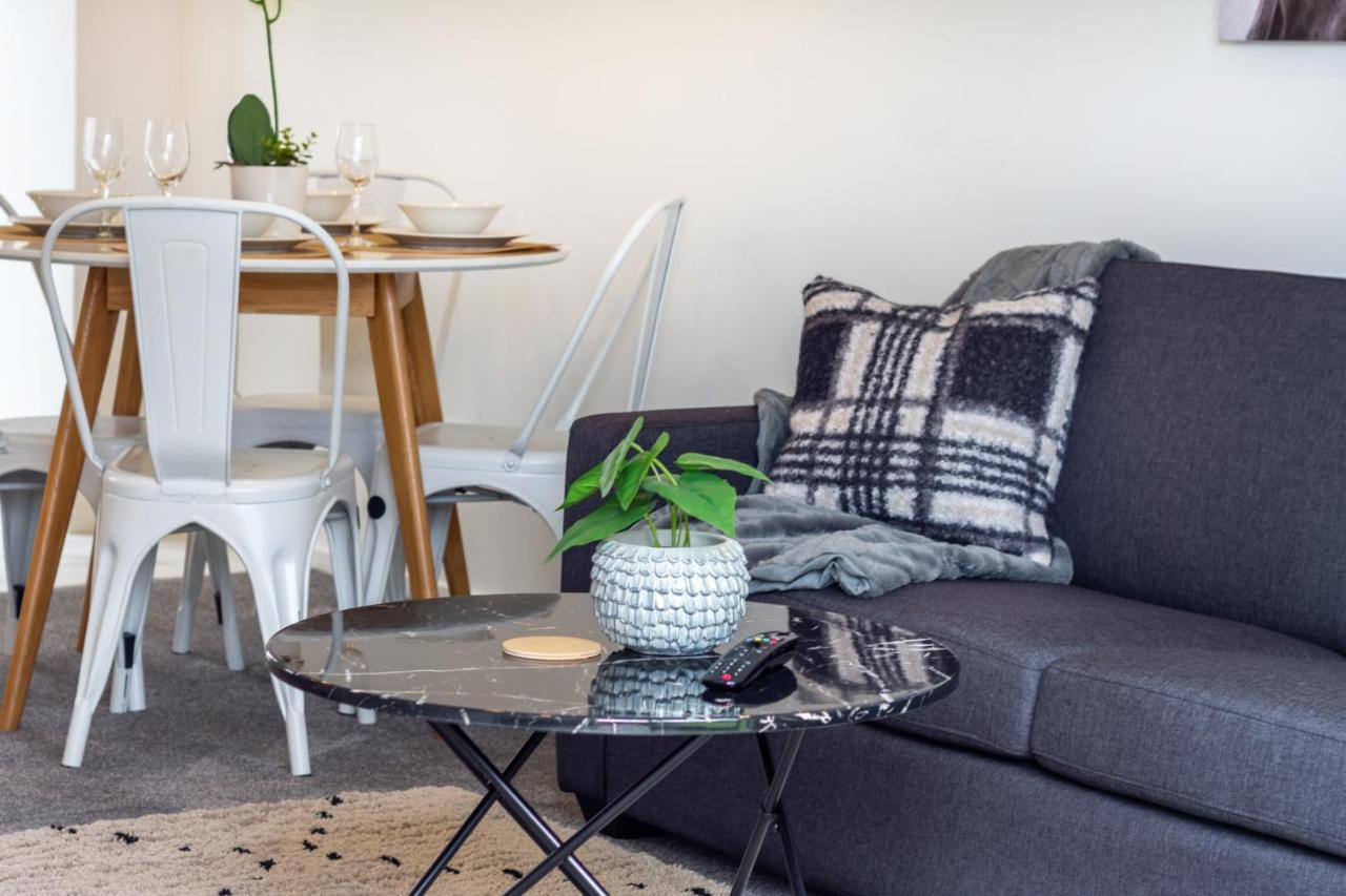 Upper Riccarton Dream - 2 Bed 2 Bath W/carpark Apartment