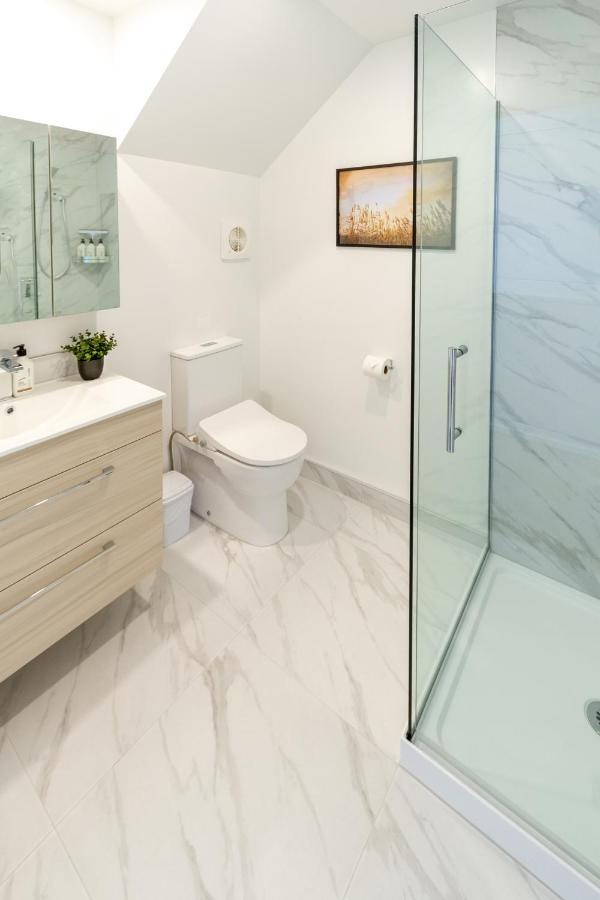 Upper Riccarton Dream - 2 Bed 2 Bath W/carpark *